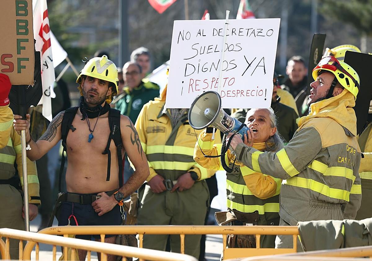 Un momento de la protesta a las puertas de las Cortes.