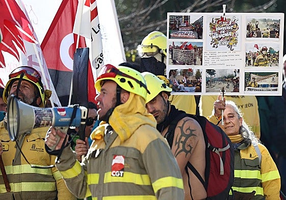 Un momento de la protesta a las puertas de las Cortes.