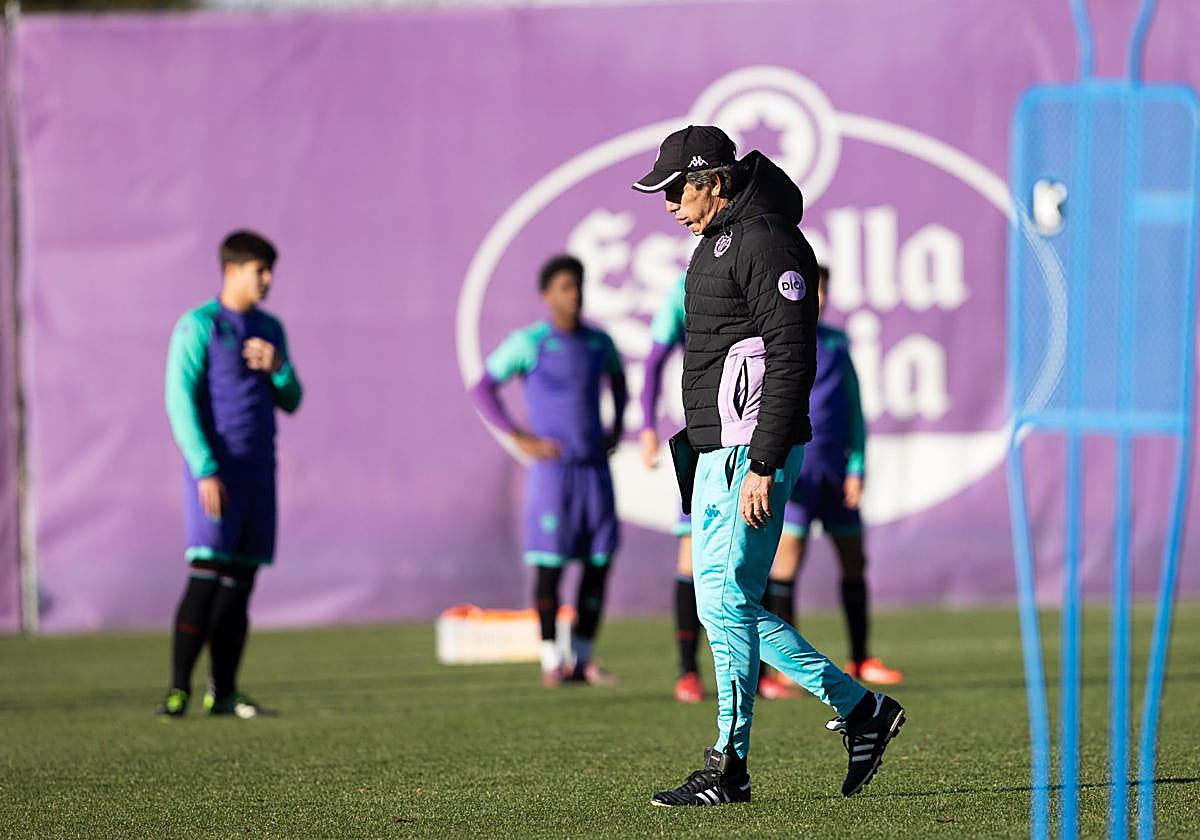 Almada, pensativo en los Anexos en el entrenamiento de este martes.