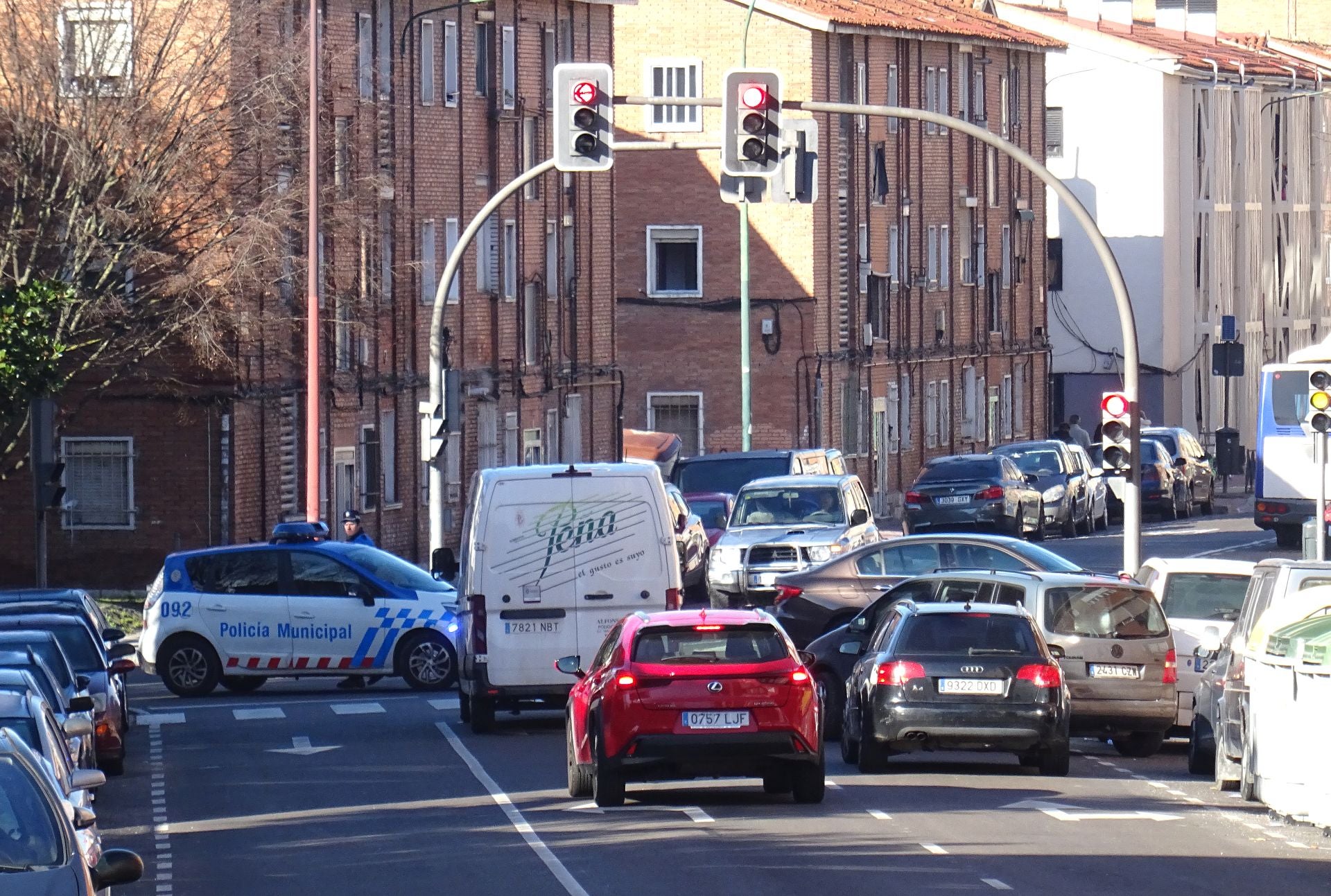 Los cortes de tráfico en la avenida Juan Carlos I con Villabáñez, en imágenes