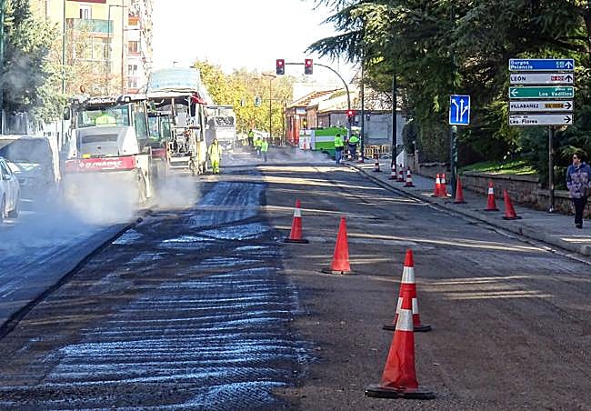 Trabajos de asfaltado en Juan Carlos I entre las calles Faisán y Villabáñez.