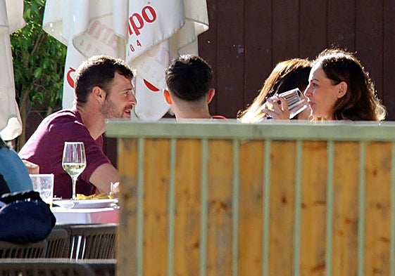 Eva González con Nacho, en una terraza de Sevilla.