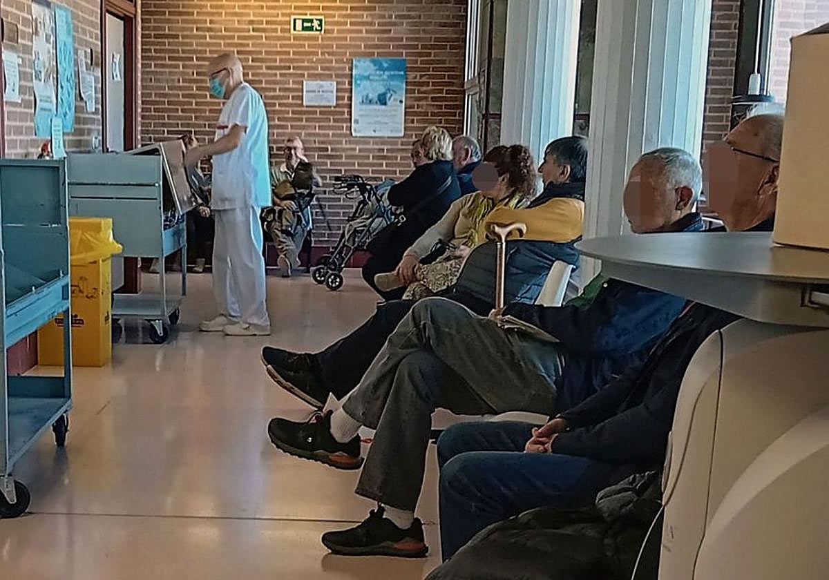 Pacientes en una sala de espera aguardan entrar en consulta con el especialista.