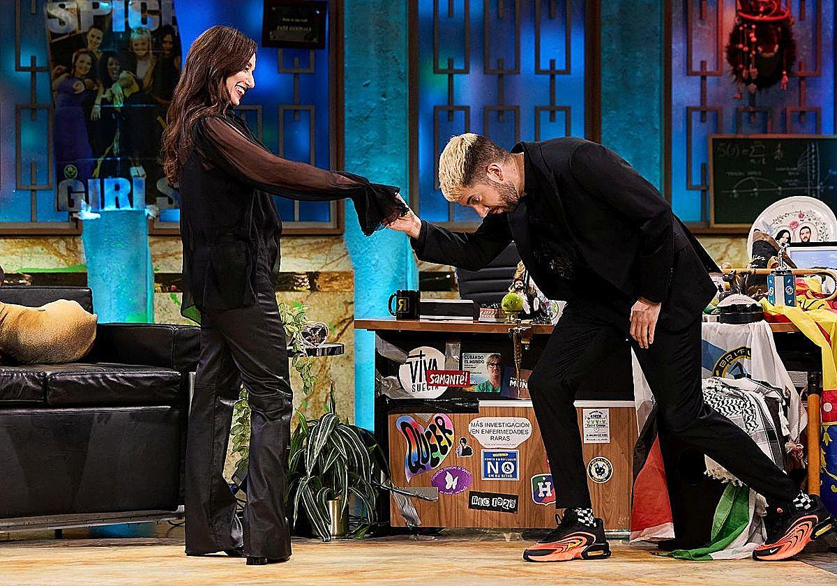 Luz Casal con David Broncano en 'La Revuelta'.