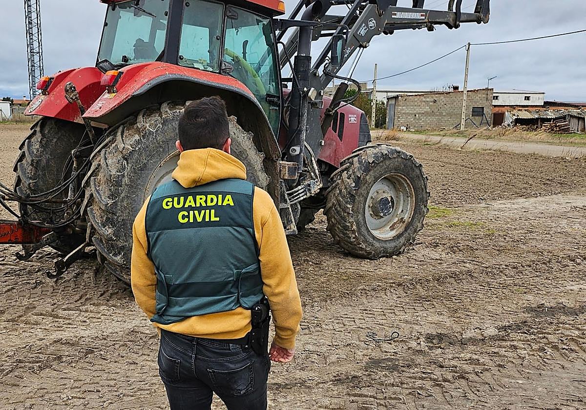 Guardia Civil, junto a uno de los tractores que fueron robados y que han sido devueltos a sus propietarios.