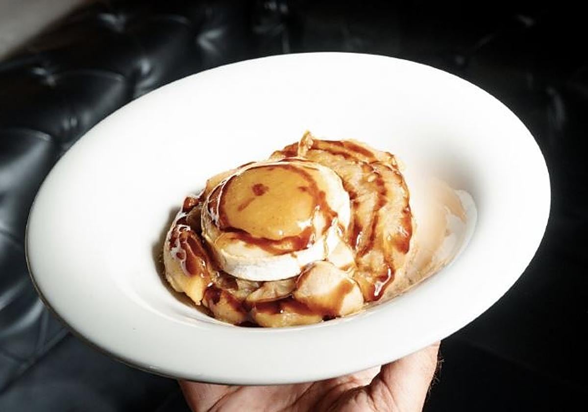 Imagen principal - Sindonía de foie, lasaña de langostinos y tiramisú de Baileys, los platos preferidos del restaurante Le Bistró de Alejandro Maíllo.