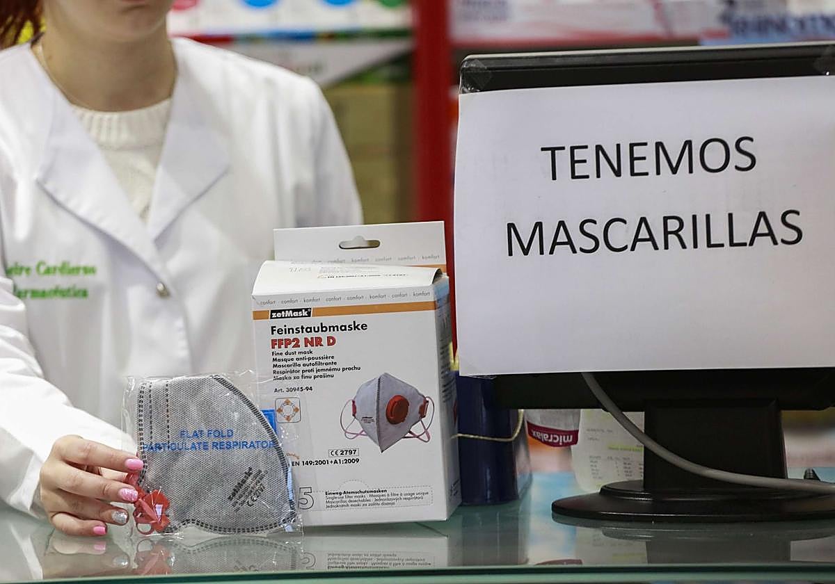 Una farmacia anuncia la venta de mascarillas en una imagen de archivo.