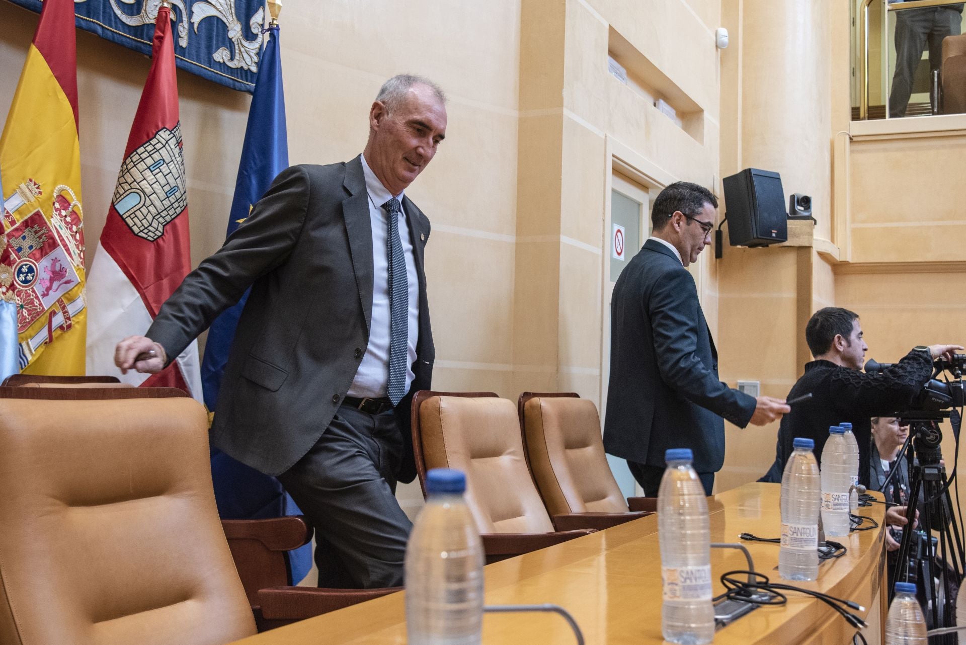 José Mazarías toma asiento en el salón de plenos del Ayuntamiento de Segovia.
