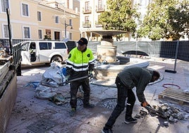 Los operarios trabajan en las labores para evitar filtraciones en la fuente de la plaza de Santa Ana.