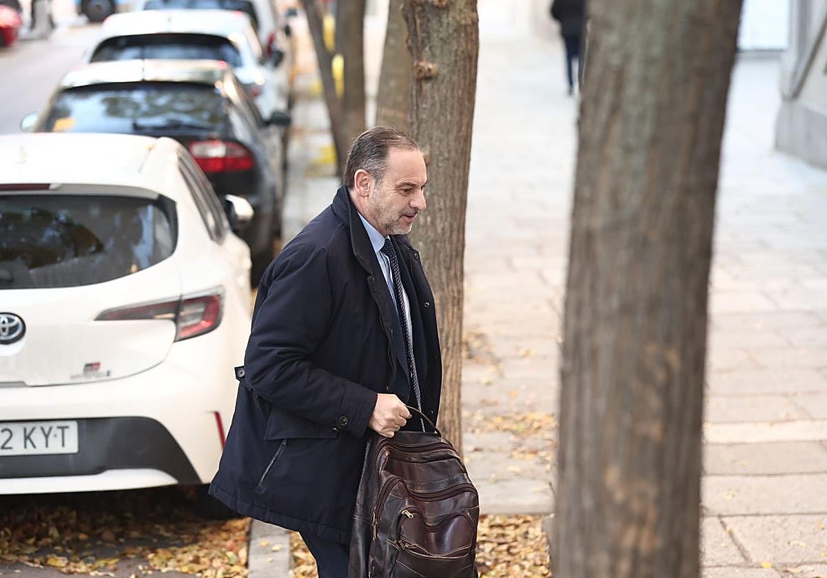 El exministro José Luis Abalos a su llegada al Tribunal Supremo, ayer.