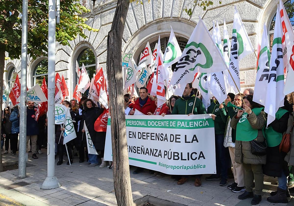 Concentración de sindicatos educativos ante la Delegación de la Junta.