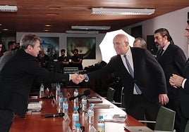 José Antonio Santano, secretario de Estado de Transportes y Movilidad Sostenible, saluda al alcalde de Valladolid, Jesús Julio Carnero, al inicio de la triple reunión del lunes.