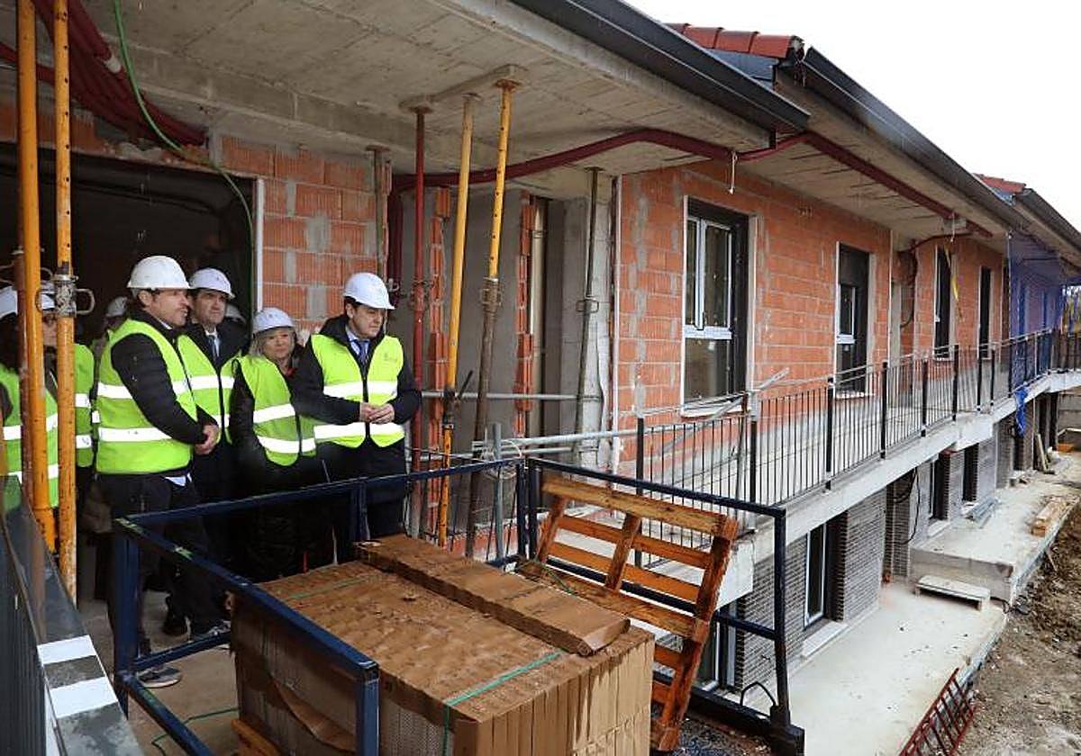 Mañueco visita el desarrollo residencial 'Vega de las Claras' en Aguilar de Campoo (Palencia).