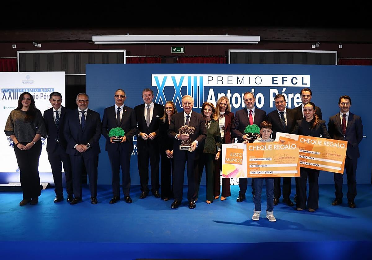 Foto de familia de los galardonados con los representantes de EFCL, de la Junta y de las Cortes.
