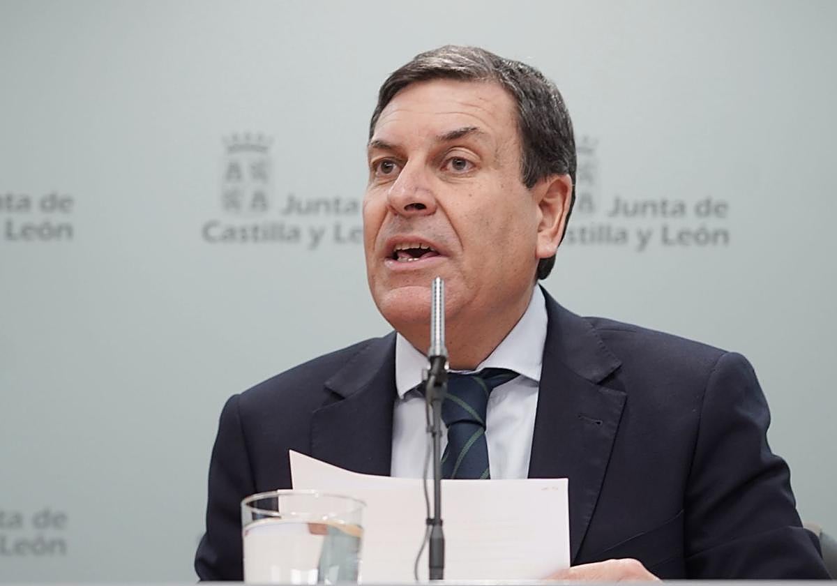 El consejero de Economía y Hacienda y portavoz de la Junta, Carlos Fernández Carriedo, este jueves en rueda de prensa.