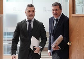 Fernández Carriedo (drcha.) y el director general de Comunicación, Julio López.