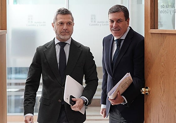 Fernández Carriedo (drcha.) y el director general de Comunicación, Julio López.