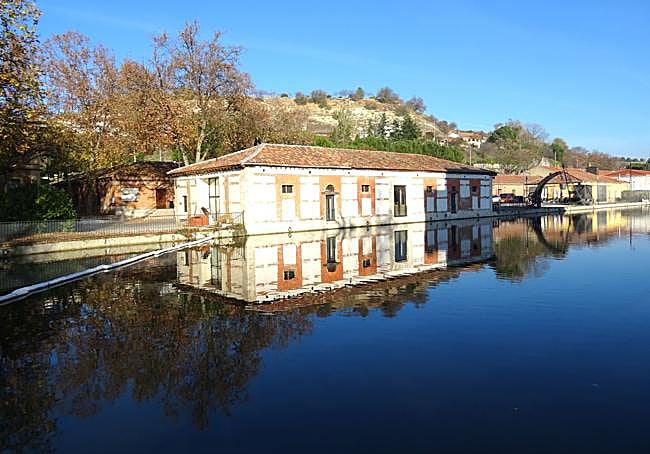 Cara interior del restaurante La Maruquesa, del lado que mira a la dársena del Canal de Castilla.