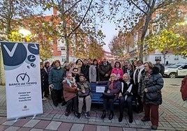 El alcalde, Jesús Julio Carnero, con los usuarios del Banco del Tiempo ante la placa inaugurada en la Plaza del Cosmos, en el barrio de la Victoria