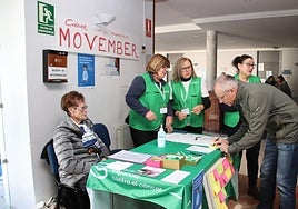 Mesa informativa en el centro de salud de Cuéllar.
