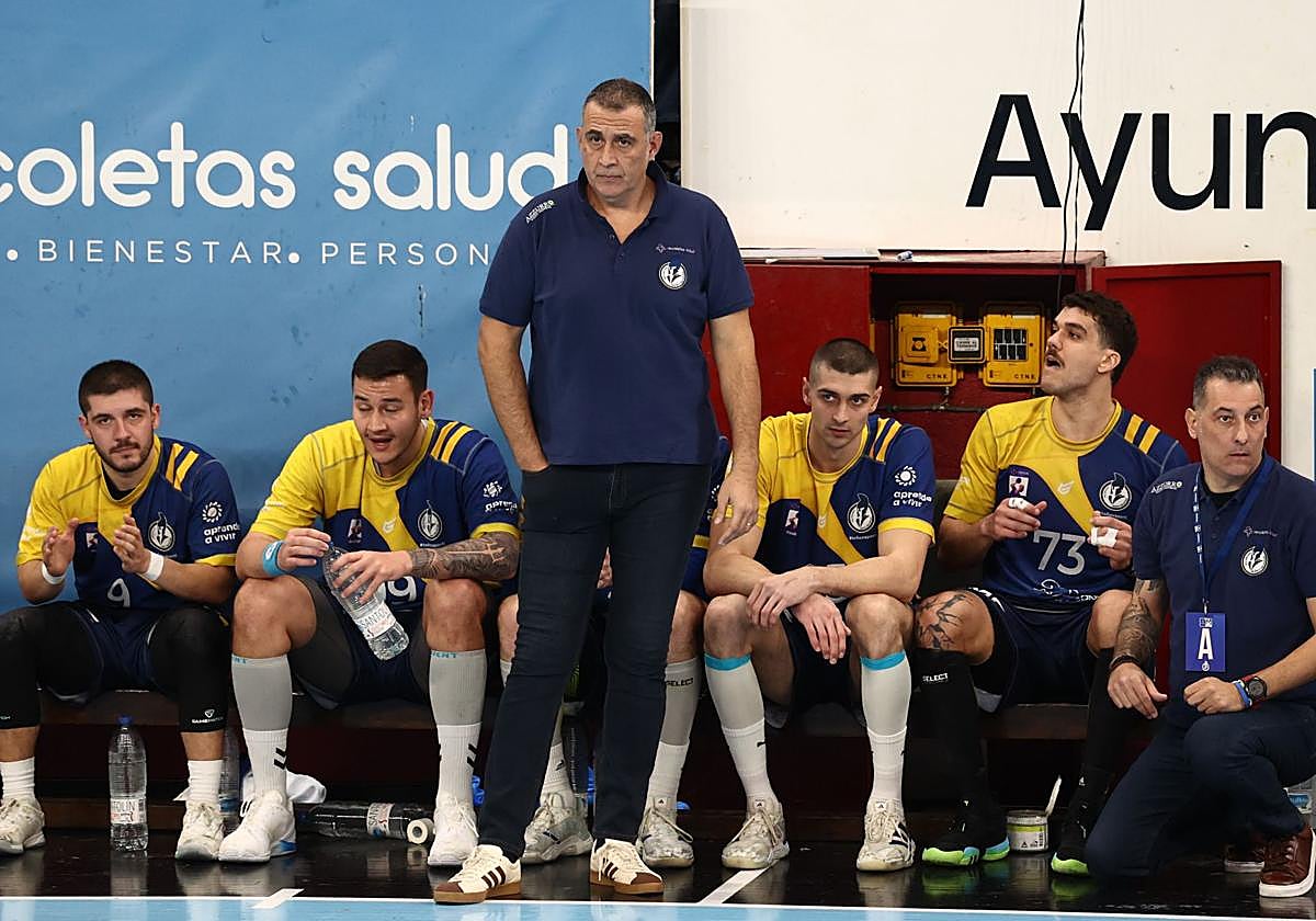 Pisonero sigue ls evoluciones del último partido ante Granollers.