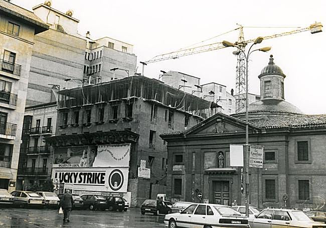 La plaza de Santa Ana en 1992, tres años antes de su peatonalización.