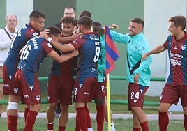 Los jugadores de la Segoviana celebran uno de los goles conseguidos esta temporada.