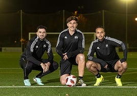 Álvaro Colino, Carlos Chatún y Javier Manjarrés, integrantes de la selección de Castilla y León, en los campos de entrenamientos de la federación.