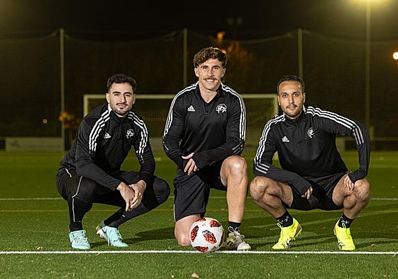 Álvaro Colino, Carlos Chatún y Javier Manjarrés, integrantes de la selección de Castilla y León, en los campos de entrenamientos de la federación.