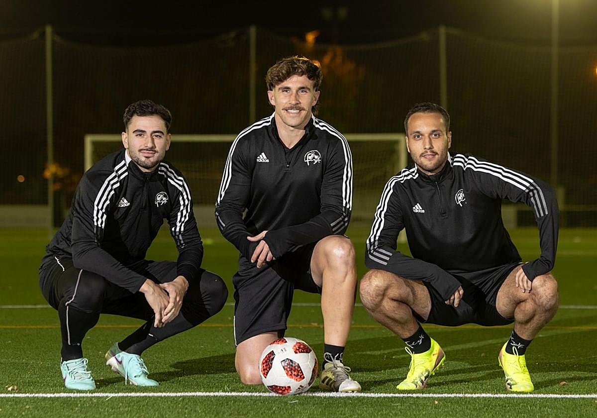 Álvaro Colino, Carlos Chatún y Javier Manjarrés, integrantes de la selección de Castilla y León, en los campos de entrenamientos de la federación.