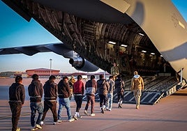 Un grupo de inmigrantes se dirige a uno de los aviones militares para su deportación dentro del plan impulsado por Donald Trump.
