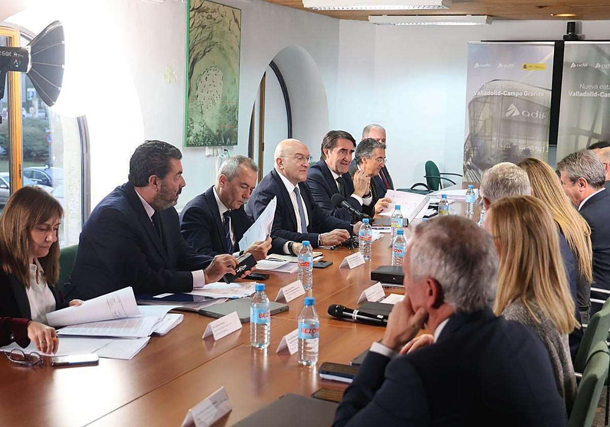 Los miembros de la sociedad Valladolid Alta Velocidad, reunidos en Valladolid el pasado lunes.
