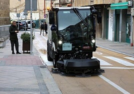 Una de las nuevas máquinas de limpieza que prueba el Ayuntamiento de Segovia, en la calle Blanca de Silos.