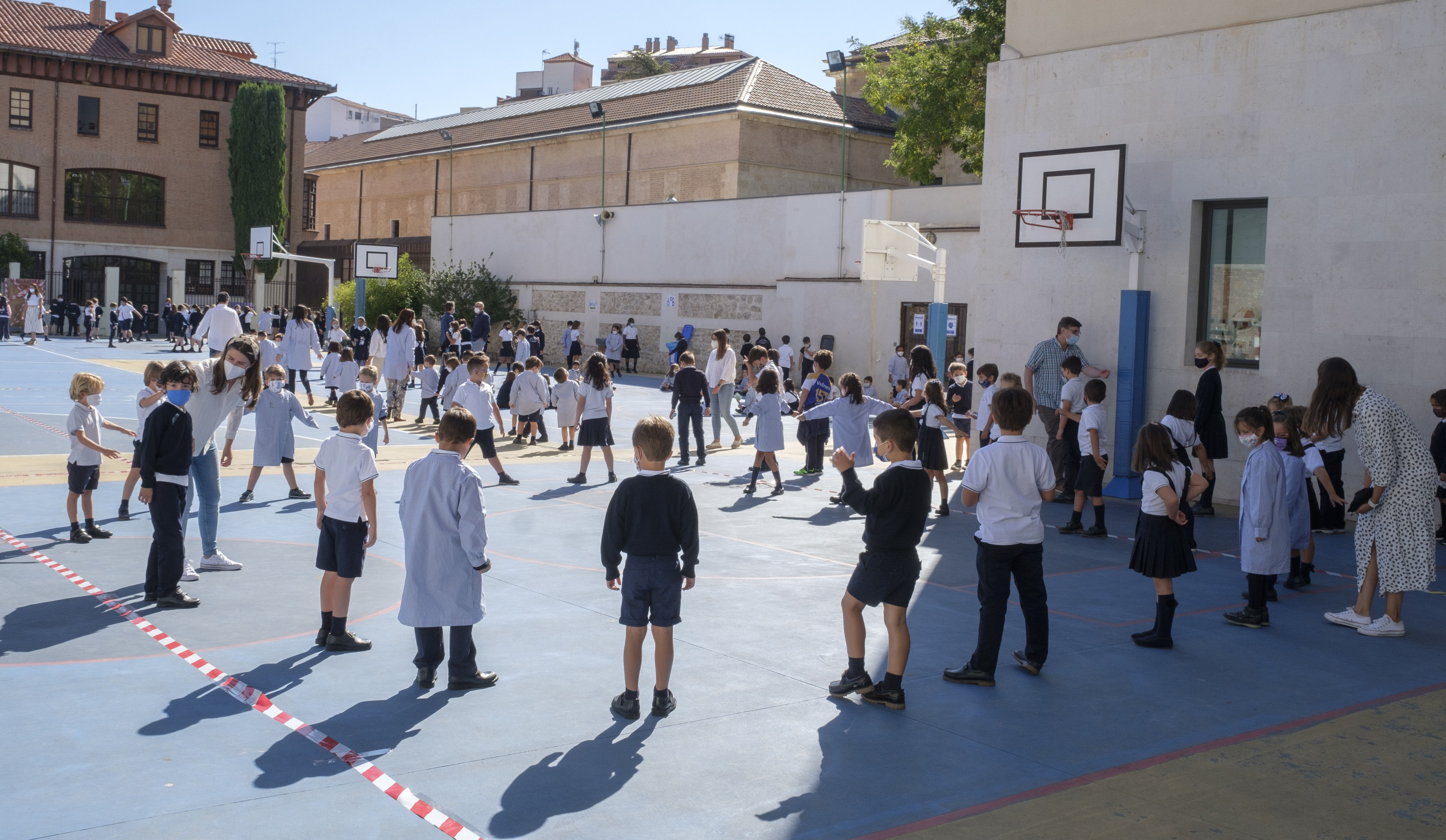 Profesores y niños en el patio de un colegio de Valladolid, en una imagen de archivo.