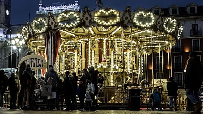 Una de las atracciones principales para los más pequeños en estas fechas es el carrusel de caballitos de dos pisos que gira en la Plaza Mayor de Valladolid desde hace ya 27 años y cuya decoración, de estilo victoriano, está inspirada en la literatura, concretamente en...