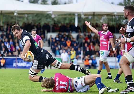 Du Plooy es placado en el partido de la Supercopa.