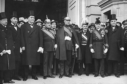 Los miembros del Directorio Civil de Primo de Rivera en diciembre de 1925. En primera fila, de izquierda a derecha, Eduardo Callejo (Instrucción Pública), José Yanguas (Estado), José Calvo Sotelo (Hacienda), Severiano Martínez Anido (Gobernación), Miguel Primo de Rivera (presidente), conde de Guadalhorce (Fomento), Honorio Cornejo (Marina) y Eduardo Aunós (Trabajo).