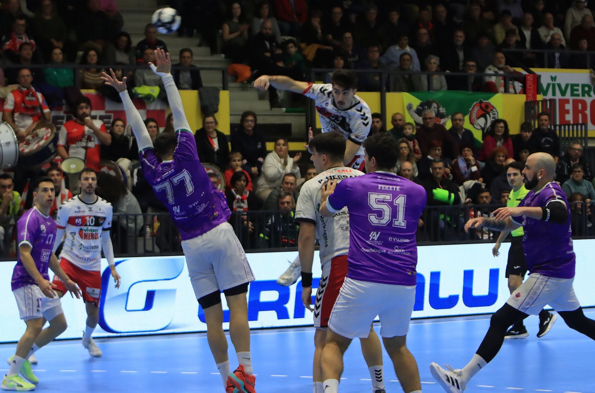 Fotos de la derrota del Balonmano Nava ante el colista