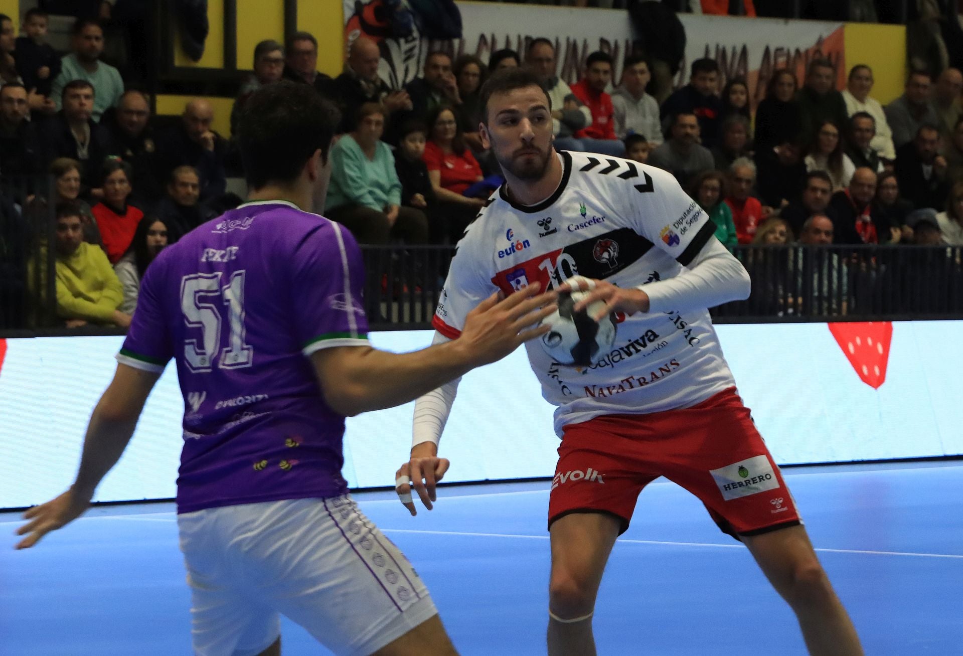 Fotos de la derrota del Balonmano Nava ante el colista