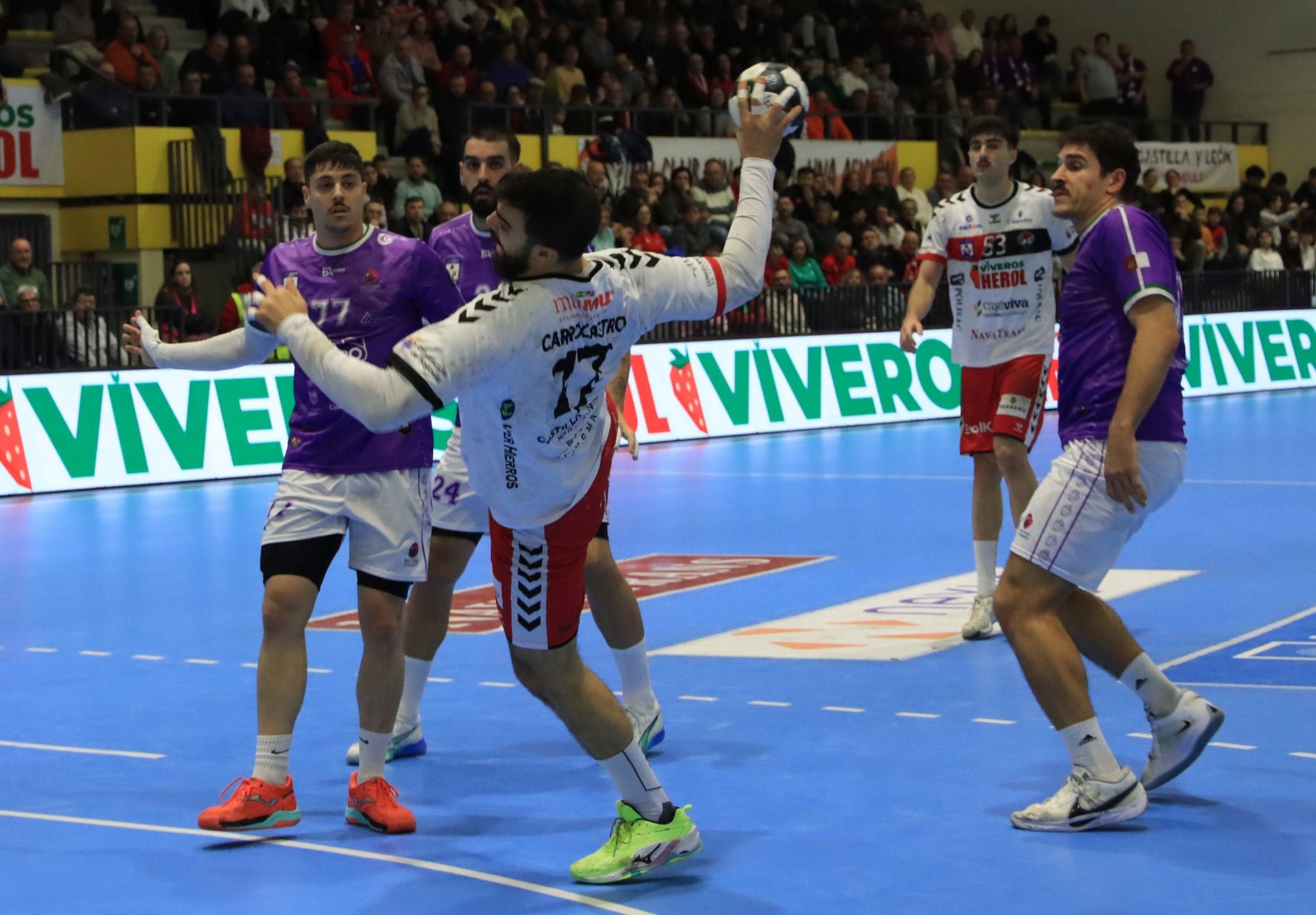 Fotos de la derrota del Balonmano Nava ante el colista
