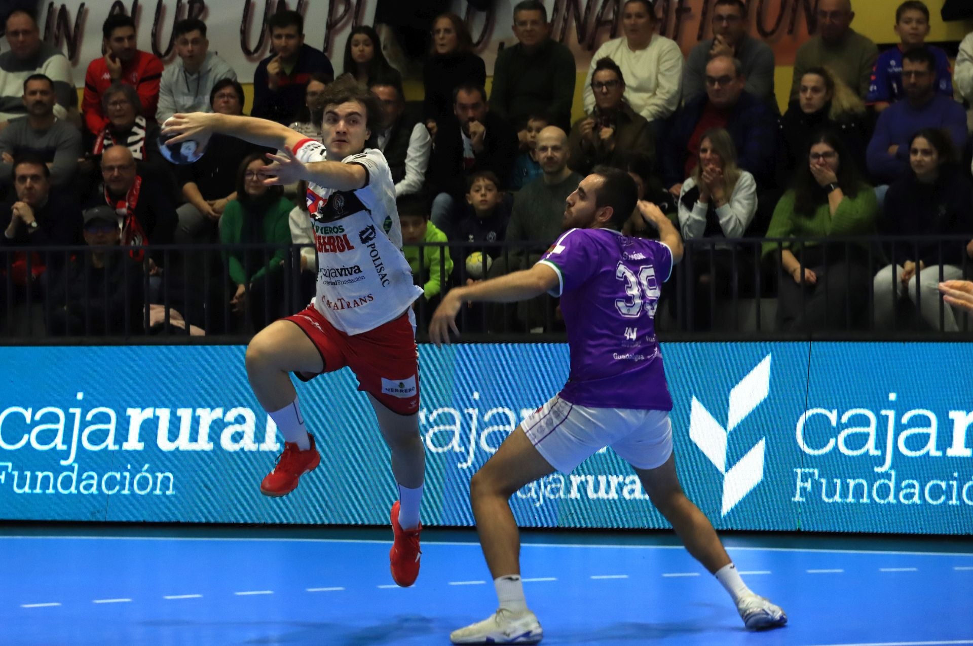 Fotos de la derrota del Balonmano Nava ante el colista