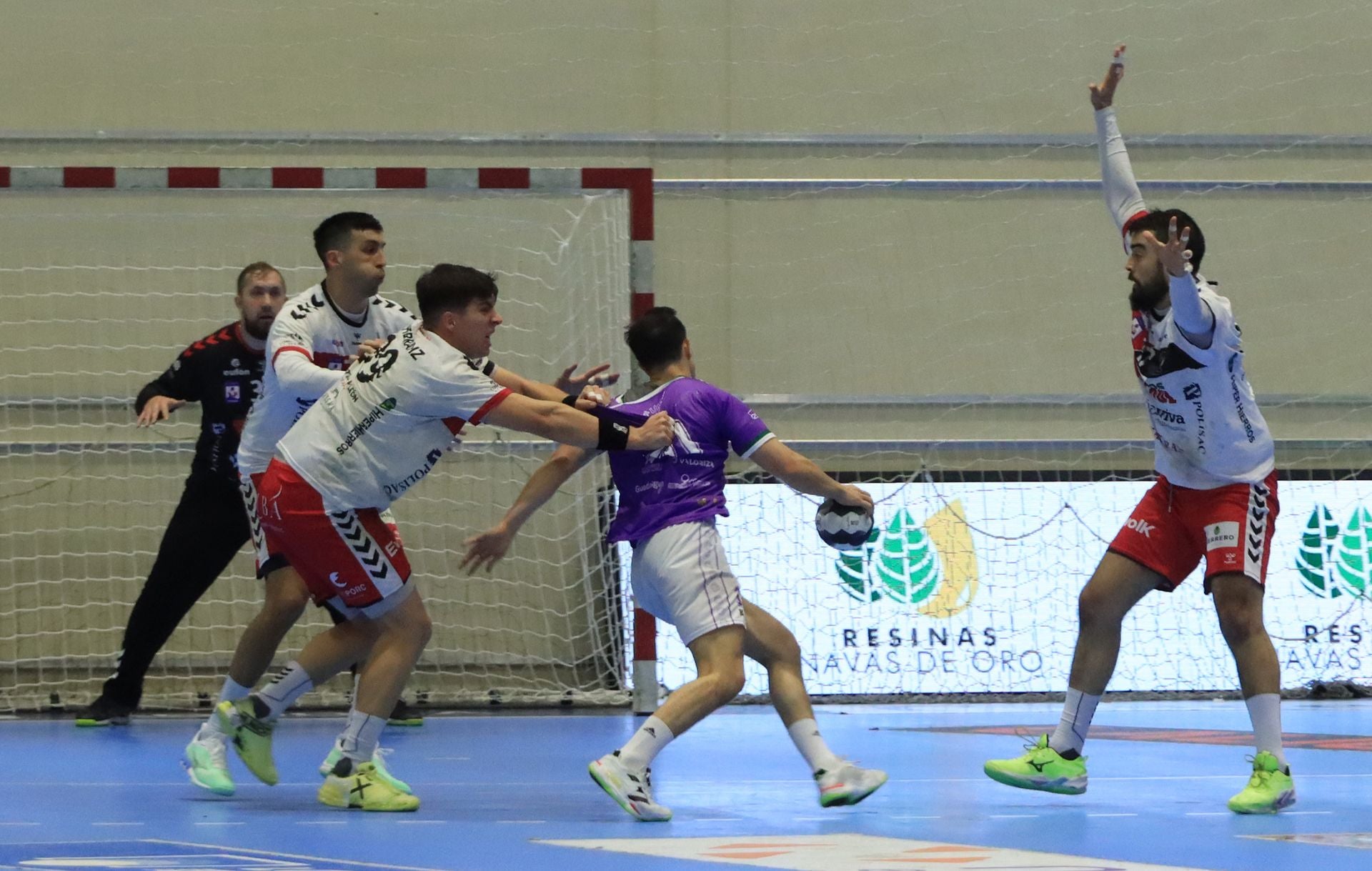 Fotos de la derrota del Balonmano Nava ante el colista