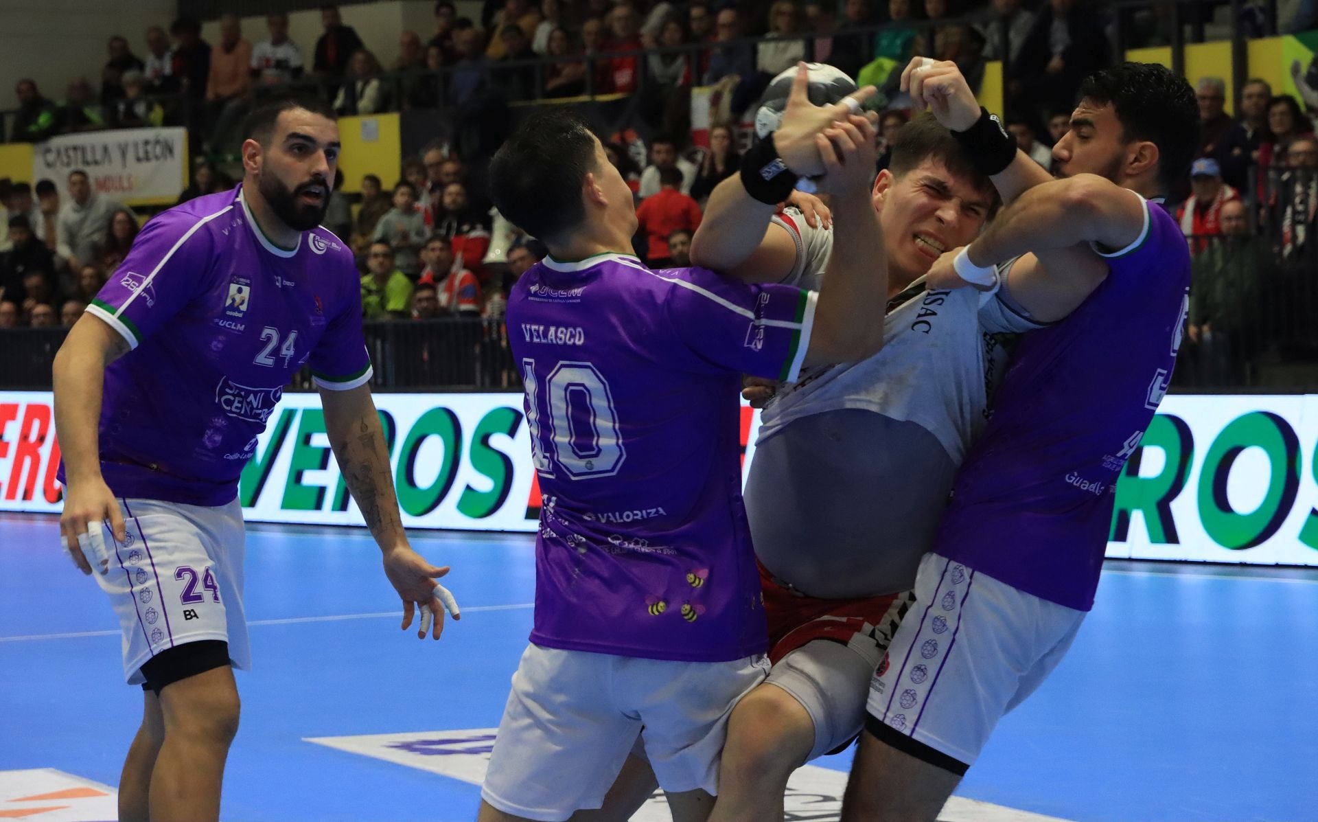 Fotos de la derrota del Balonmano Nava ante el colista