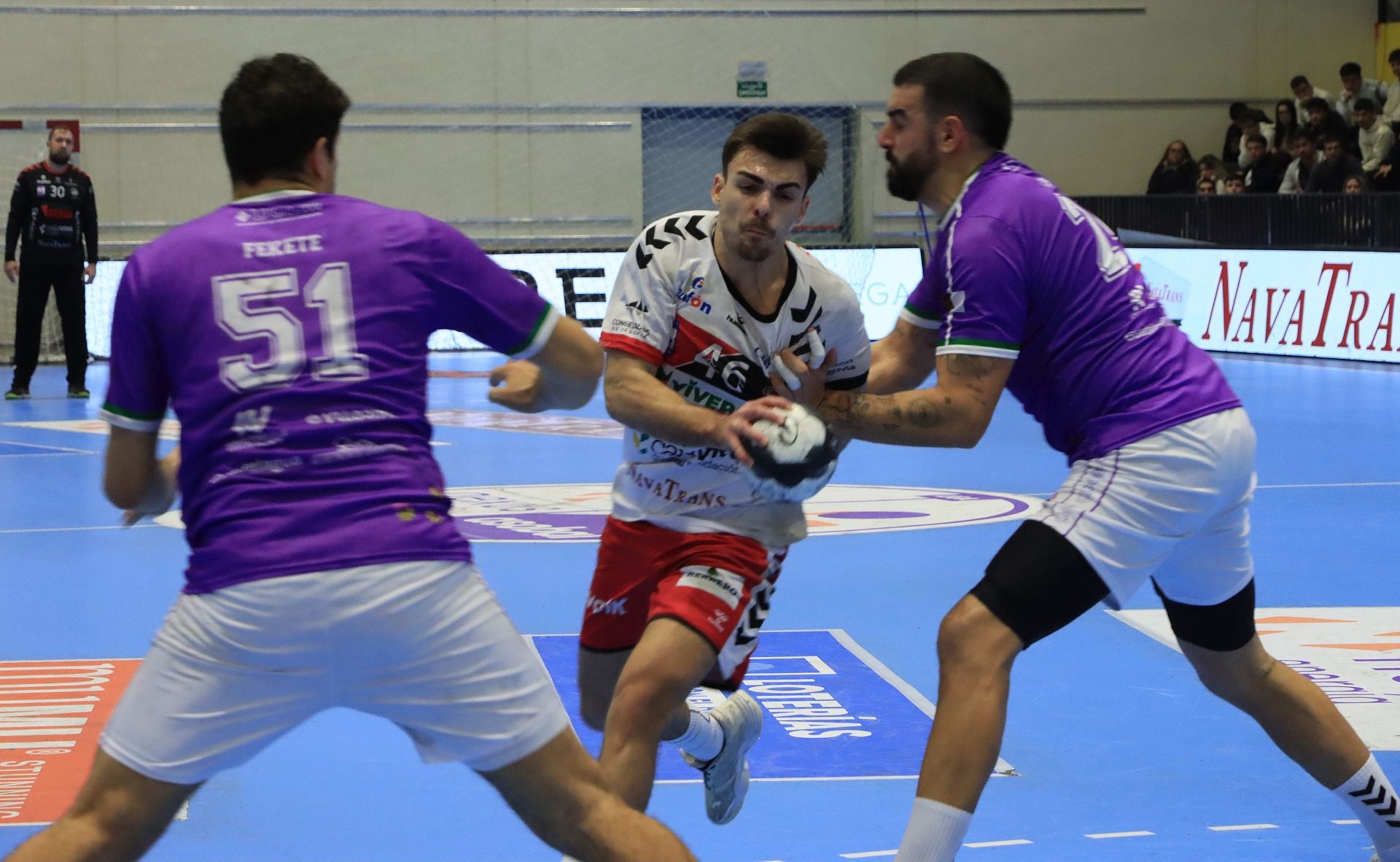 Fotos de la derrota del Balonmano Nava ante el colista