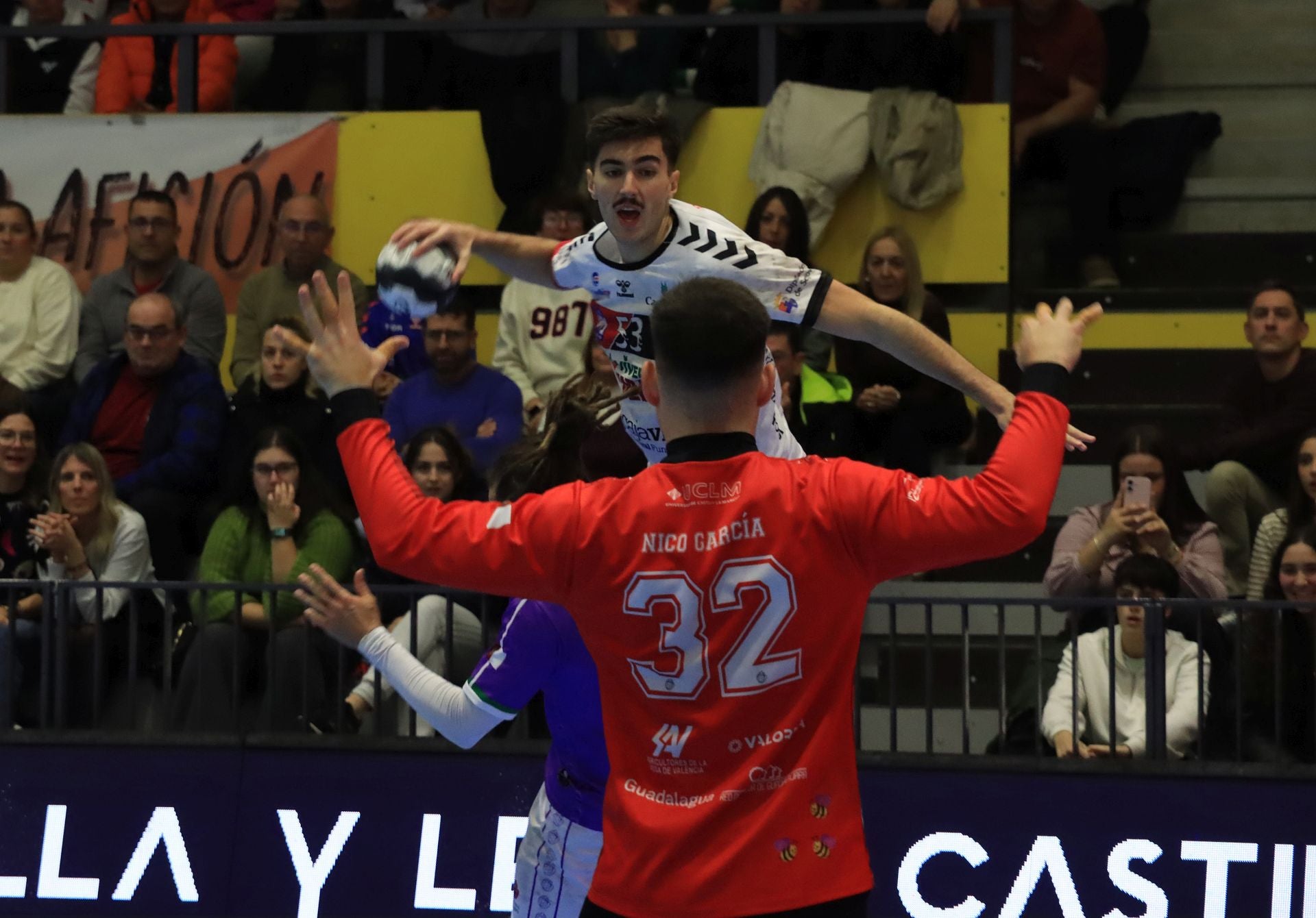 Fotos de la derrota del Balonmano Nava ante el colista