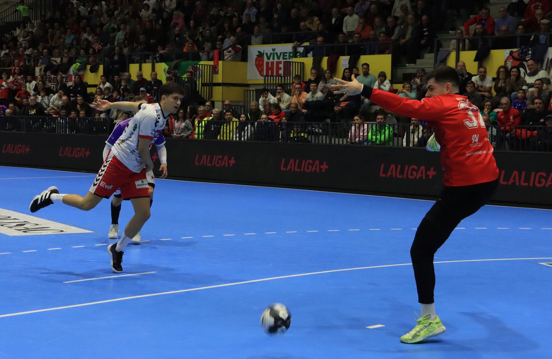 Fotos de la derrota del Balonmano Nava ante el colista