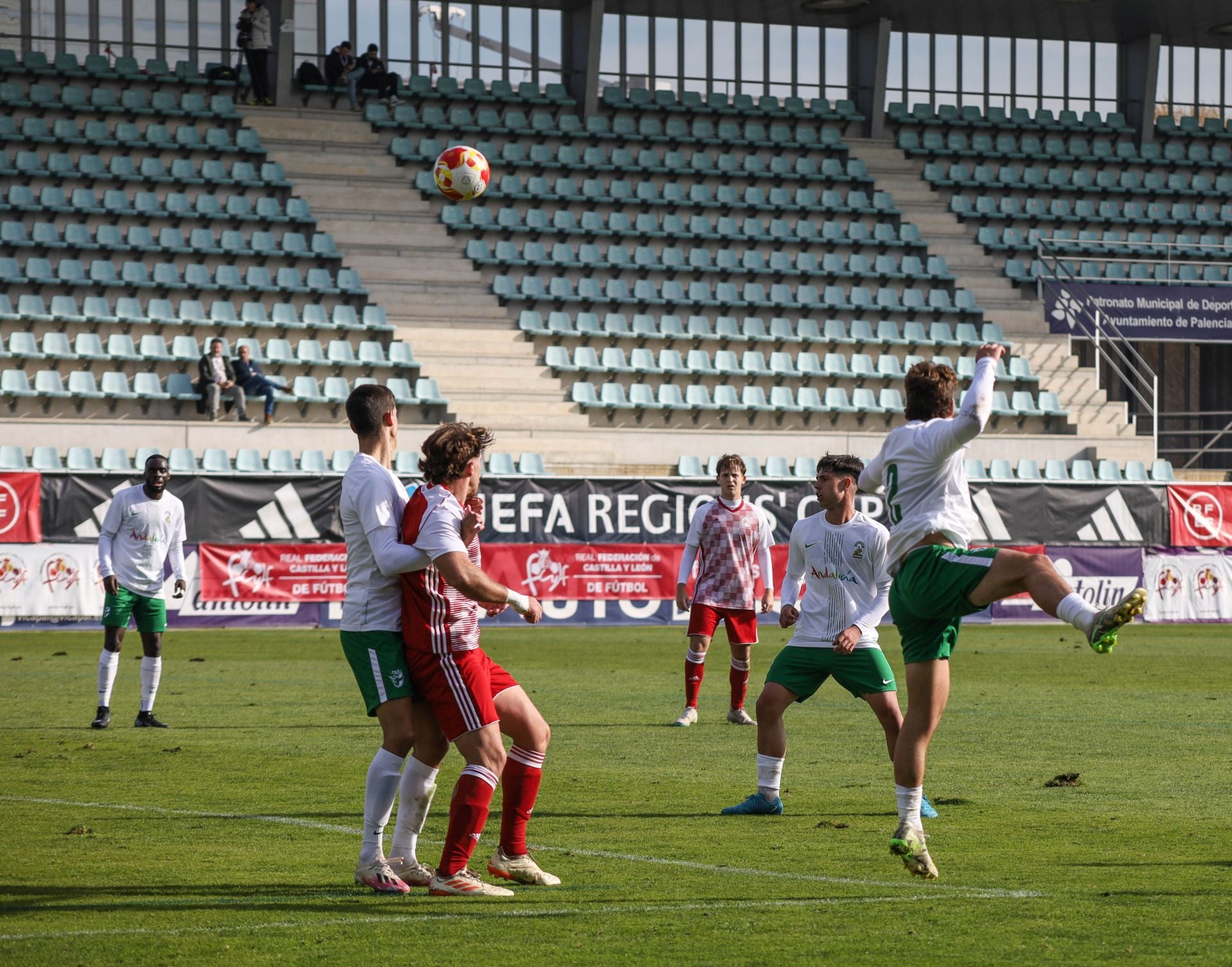 Eusebio Sacristán vuelve a los banquillos con derrota en su debut con Castilla y León
