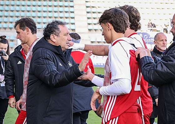 Eusebio Sacristán conversa con algunos jugadores de la selección regional al término del encuentro.