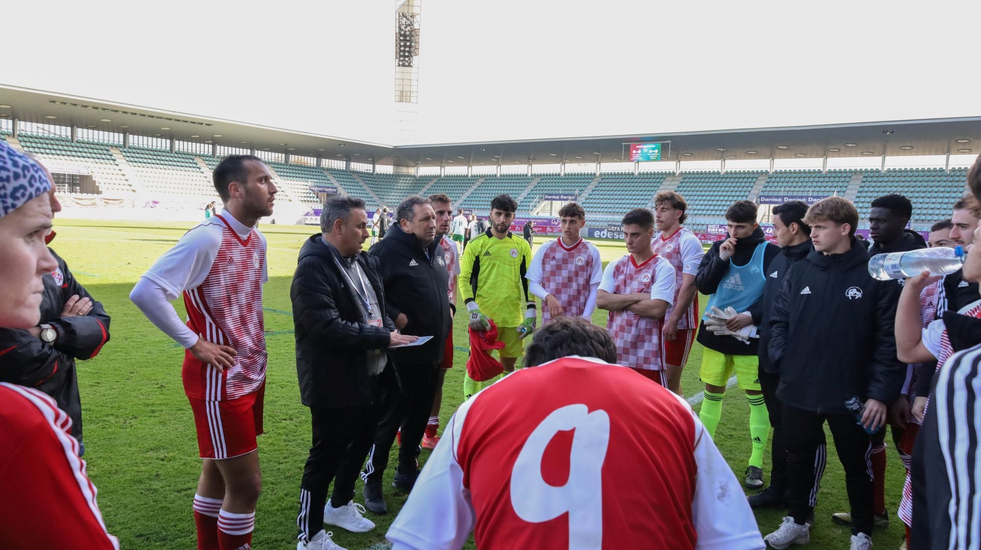 Eusebio Sacristán vuelve a los banquillos con derrota en su debut con Castilla y León