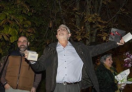 Fernando Marín agradece a los vecinos su cariño en el acto de este viernes.